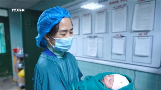 Hỗ trợ gia đình sinh 2 con gái để giảm thiểu 'nam nhiều hơn nữ'