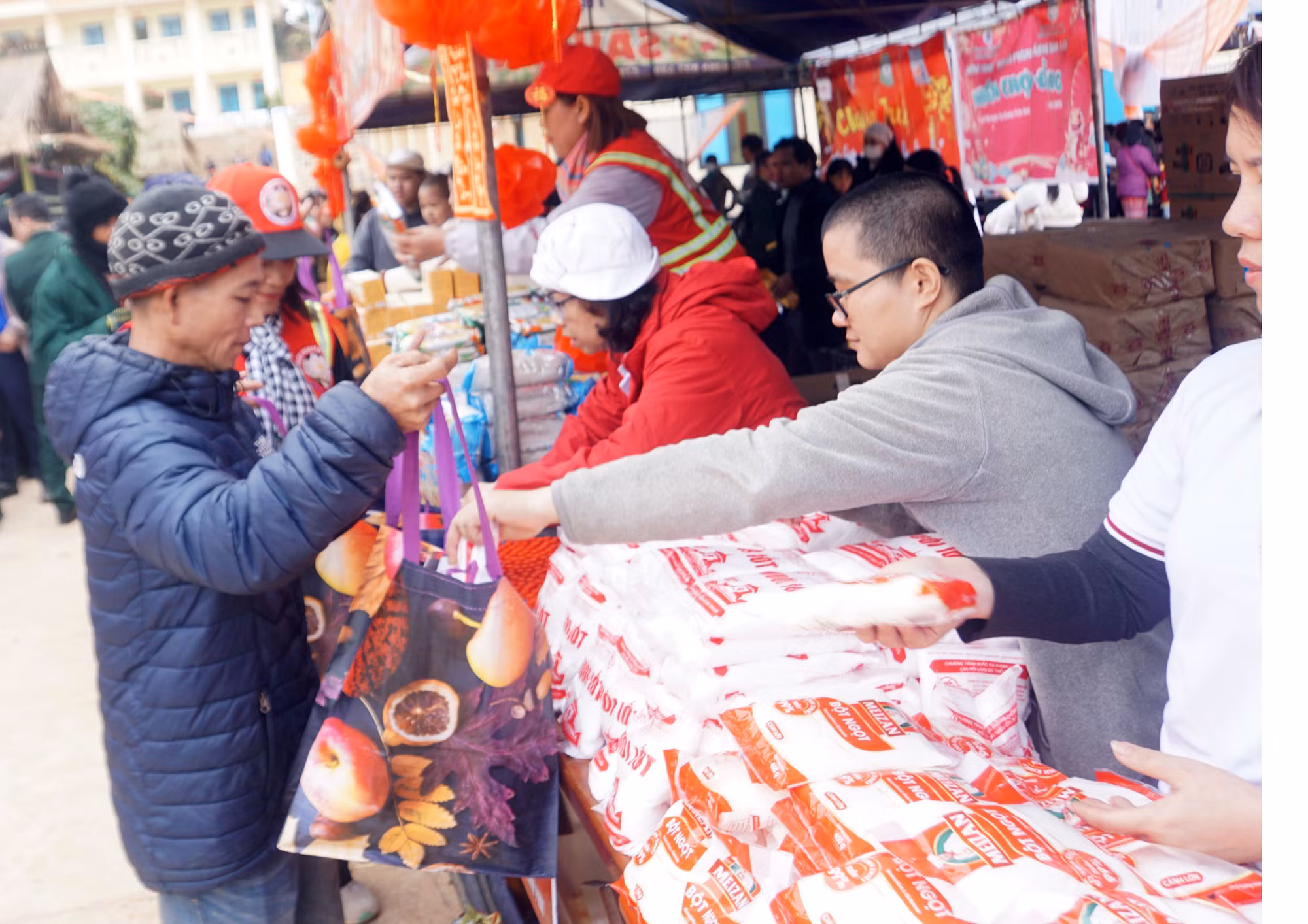 potal-xuan-bien-phong-am-long-dan-ban-tai-quang-nam-7814344.jpg