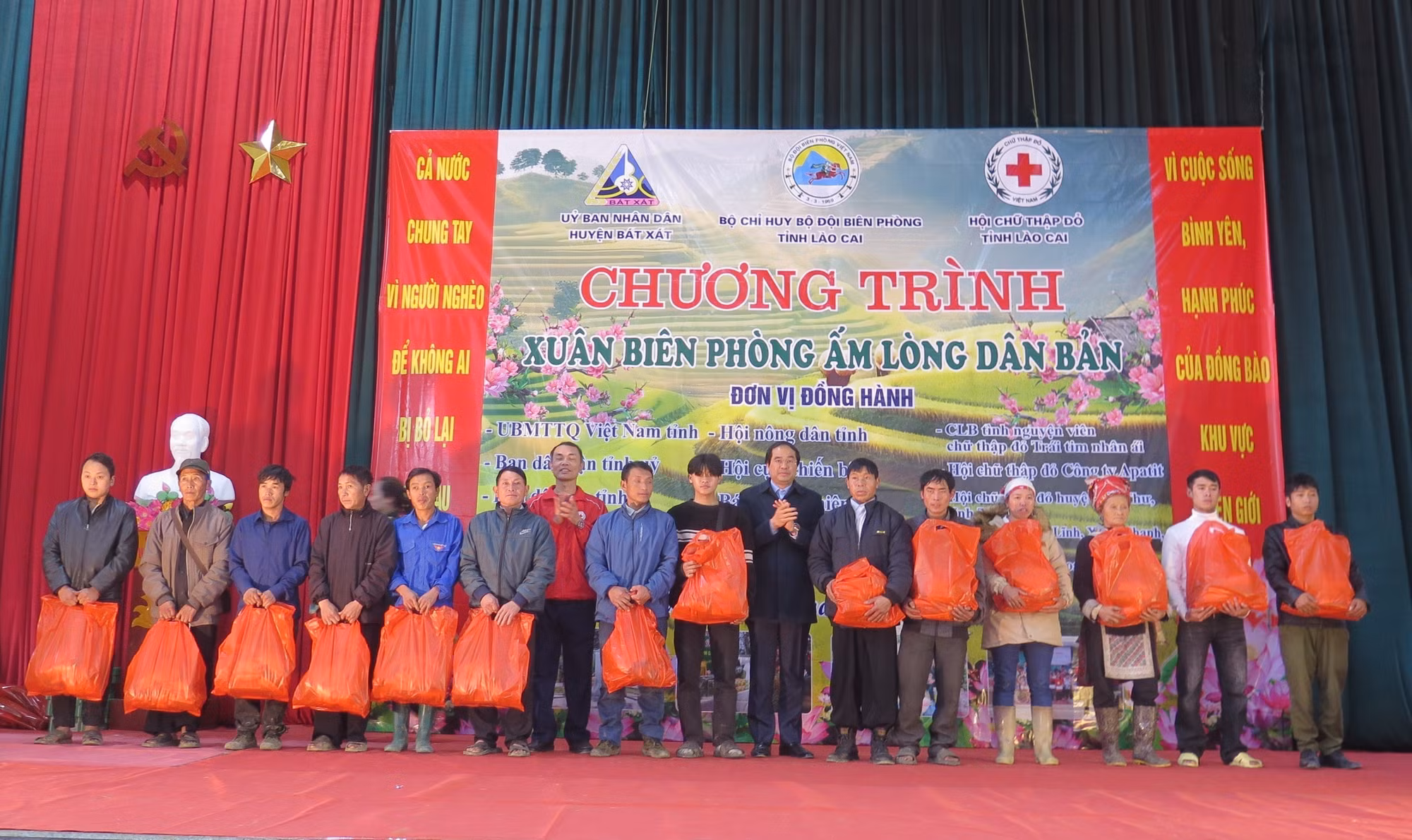 potal-xuan-bien-phong-am-long-dan-ban-mang-tet-som-den-vung-lu-a-lu-y-ty-7789433.jpg