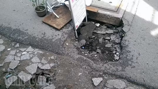 "Hố tử thần" xuất hiện sau mưa lớn ở Sài Gòn ảnh 2