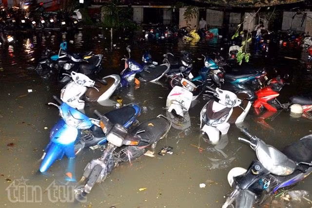 Hơn 1.000 xe máy bị nhấn trong cơn mưa lớn tại TP Hồ Chí Minh ảnh 1