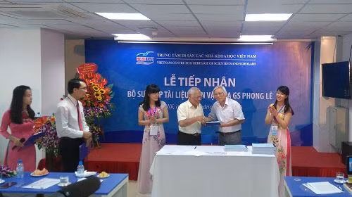 Tiếp nhận hơn 8.000 tài liệu hiện vật của GS Phong Lê ảnh 1