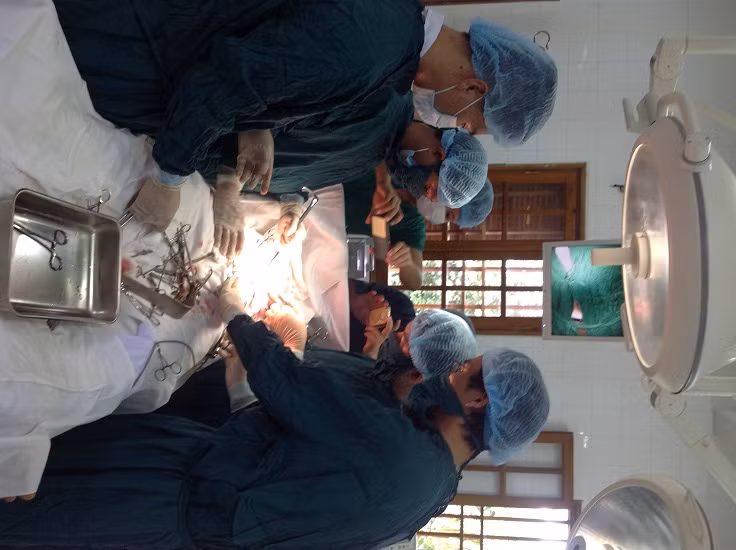 Trực thăng đưa bệnh nhân vỡ ruột thừa từ Bạch Long Vĩ về Bạch Mai ảnh 2