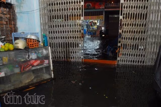 Hơn 1.000 xe máy bị nhấn trong cơn mưa lớn tại TP Hồ Chí Minh ảnh 4