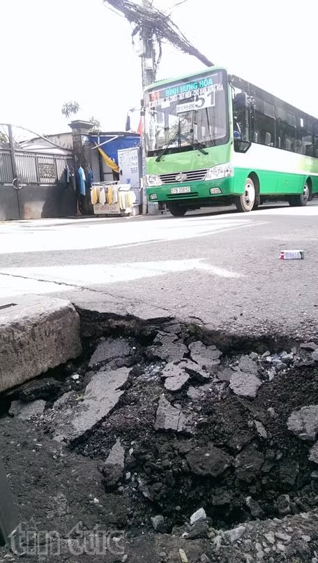 "Hố tử thần" xuất hiện sau mưa lớn ở Sài Gòn ảnh 3
