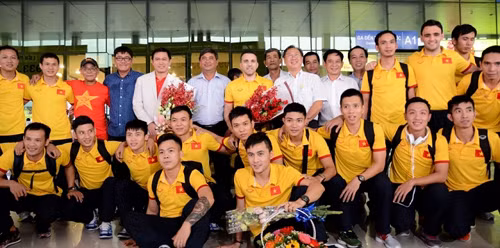 Người hâm mộ hân hoan chào đón tuyển Futsal Việt Nam ảnh 1