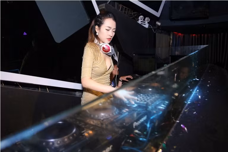 DJ Trang Moon đọ vẻ nhí nhảnh với DJ Hàn Quốc ảnh 6