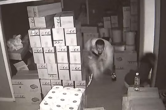 Cô gái trẻ vẩy súng điệu nghệ đuổi trộm chạy bán sống ảnh 1