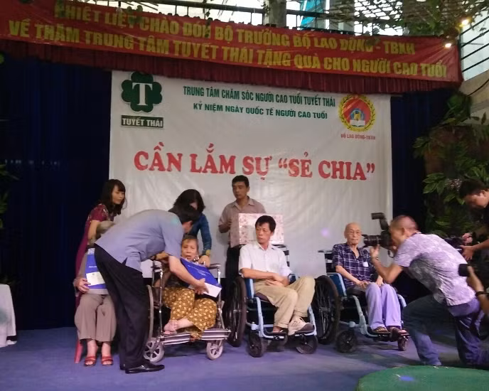 Thăm và tặng quà người cao tuổi Hà Nội ảnh 2