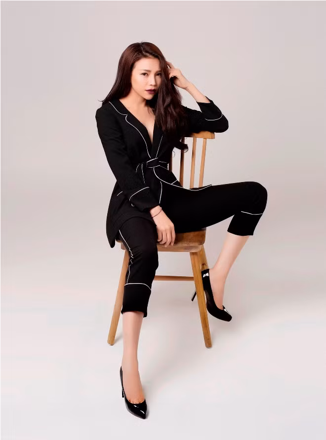 Trà Ngọc Hằng giấu vẻ quyến rũ trong phong cách menswear ảnh 5