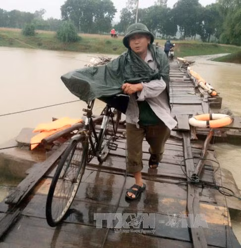  Hàng nghìn người “đánh cược” sinh mạng trên cầu phao ảnh 2