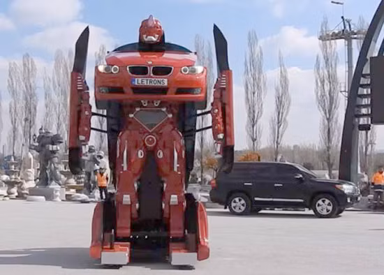 Xem xe BMW siêu sang biến hình thành robot khổng lồ ảnh 1