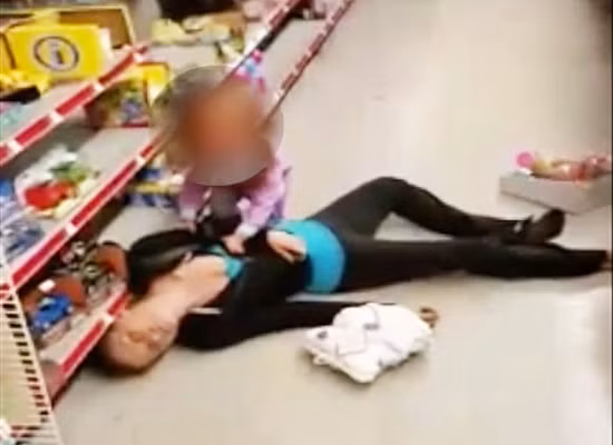 Mẹ sốc ma túy sõng xoài trong siêu thị Mỹ mặc con thơ khóc ròng ảnh 1