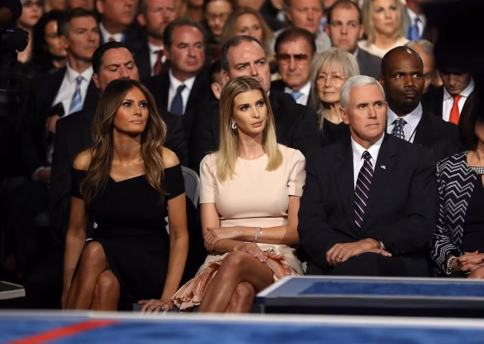 Dàn nhân vật quyền lực ngồi dưới xem Clinton-Trump tỷ thí ảnh 1