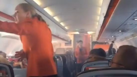 Máy bay Jetstar bốc khói mù mịt, hạ cánh khẩn cấp ảnh 1