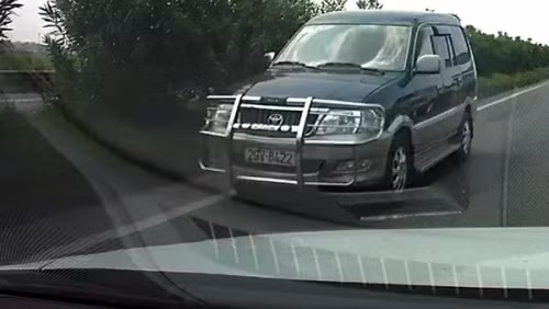 Xử lý nghiêm ô tô đi ngược chiều trên cao tốc Nội Bài-Bắc Ninh ảnh 1