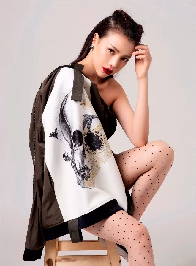 Trà Ngọc Hằng giấu vẻ quyến rũ trong phong cách menswear ảnh 8