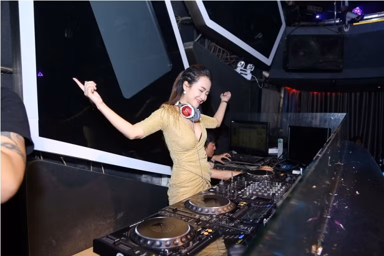 DJ Trang Moon đọ vẻ nhí nhảnh với DJ Hàn Quốc ảnh 10