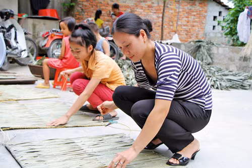Về thăm Yên Lạc để chằm áo tơi ảnh 1