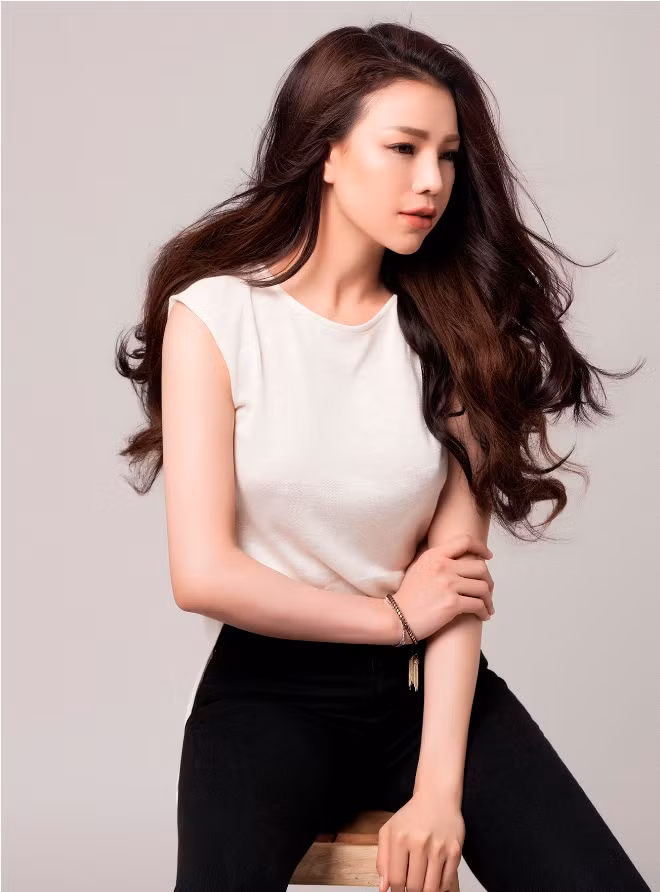Trà Ngọc Hằng giấu vẻ quyến rũ trong phong cách menswear ảnh 2