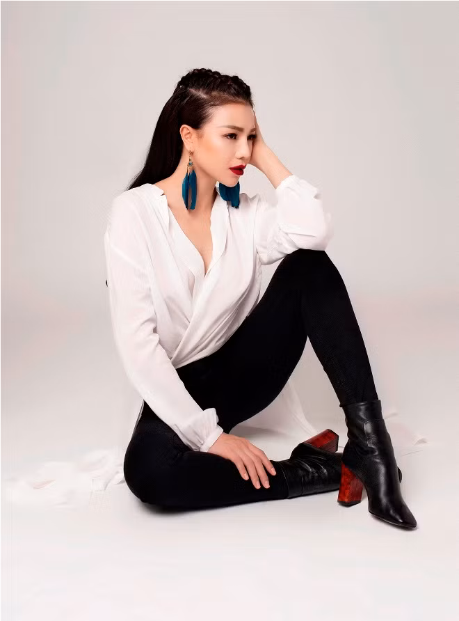 Trà Ngọc Hằng giấu vẻ quyến rũ trong phong cách menswear ảnh 6