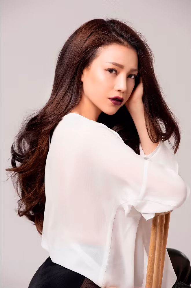 Trà Ngọc Hằng giấu vẻ quyến rũ trong phong cách menswear ảnh 4