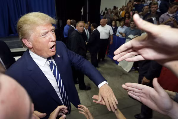 Thất thủ trong tranh luận, ông Trump bất ngờ thu bộn tiền ảnh 1