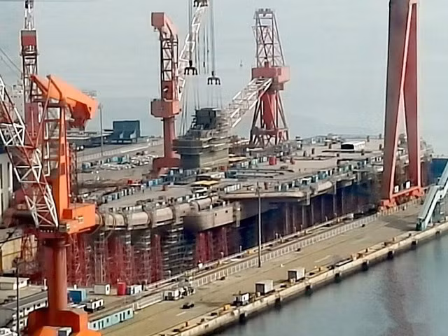 Trung Quốc gấp rút hoàn thành tàu sân bay để bố trí ở Biển Đông ảnh 1