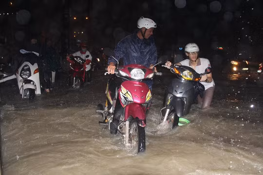 Mưa lớn, thành phố Biên Hòa chìm trong biển nước ảnh 1