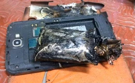 Điện thoại Samsung bốc khói gây náo loạn máy bay ảnh 1