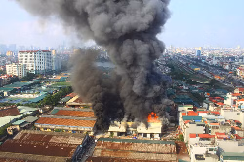 Cơ bản dập tắt vụ cháy xưởng gỗ gần Ga Giáp Bát ảnh 1
