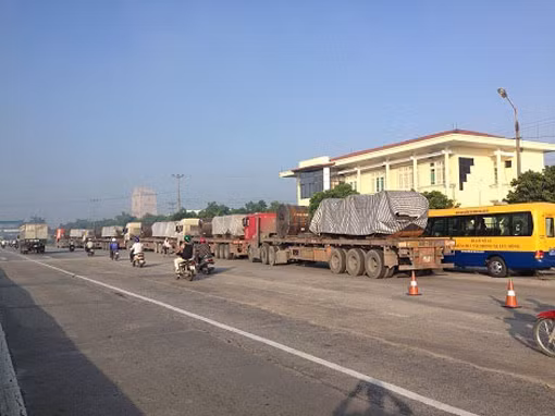 Xe quá tải vẫn hoành hành trên quốc lộ ảnh 1