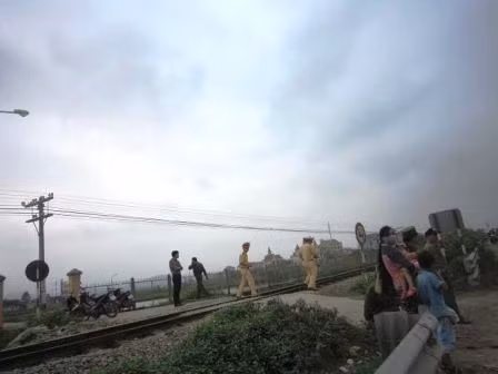 Nghe điện thoại trên đường sắt, bị tàu cán chết ảnh 1