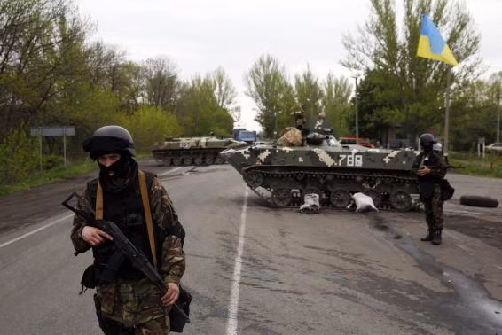 1.000 người chiếm trụ sở chính quyền Lugansk, Đông Ukraine ảnh 8