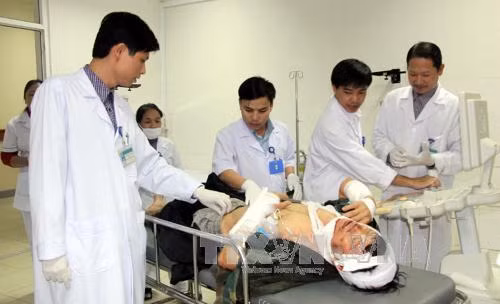 Cứu hộ suốt đêm vụ sập giàn giáo ảnh 5