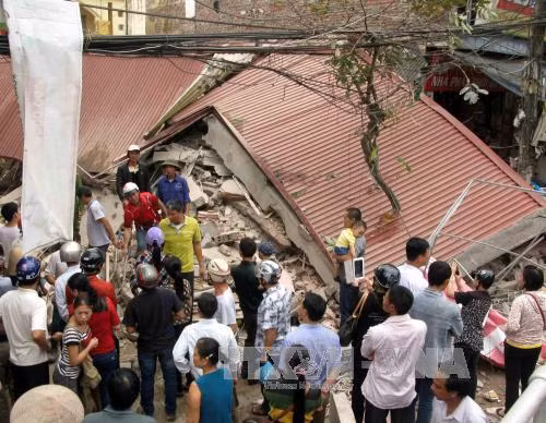 Sập nhà 3 tầng, 4 người thoát chết ảnh 1