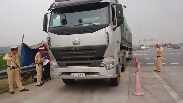 Cao tốc Nội Bài - Lào Cai lo xe quá tải phá đường ảnh 1