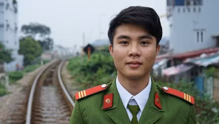 Chiến sĩ nhảy cầu cứu thiếu nữ tự vẫn ảnh 1