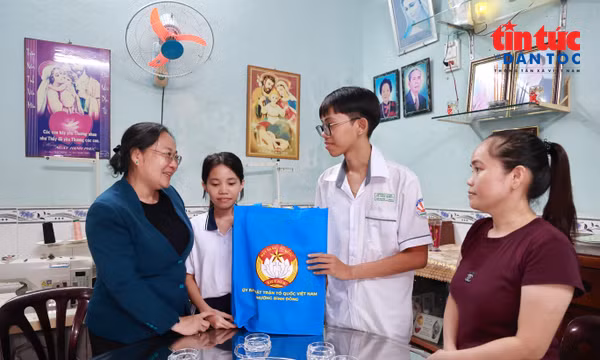 Đồng hành với trẻ em mồ côi cha mẹ do dịch COVID-19