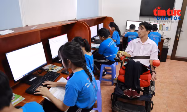 'Thầy giáo xe lăn' gieo chữ cho trẻ em nghèo