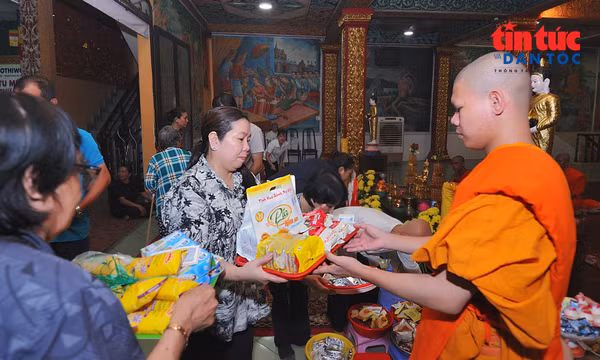 Đầm ấm lễ Sene Dolta của đồng bào Khmer tại TP Hồ Chí Minh