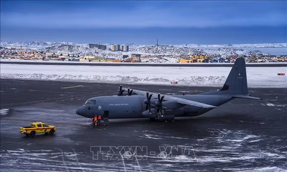 Máy bay Hercules của Bộ Quốc phòng Đan Mạch tại sân bay ở thủ phủ Nuuk, Greenland, vùng lãnh thổ tự trị thuộc Đan Mạch. Ảnh: THX/TTXVN