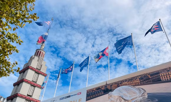 Bên ngoài khu triển lãm Paris Expo Porte de Versailles, nơi diễn ra Triển lãm ô tô thế giới Paris 2026 (Mondial de l’Auto), từ ngày 12 đến 18/10. Những lá cờ và biển giới thiệu sự kiện tạo nên không khí của một trong những triển lãm ô tô lớn tại châu Âu.