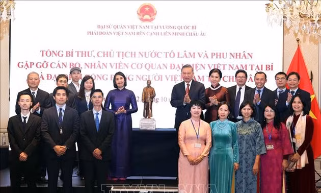 Tổng Bí thư, Chủ tịch nước Tô Lâm và Phu nhân gặp đại diện cộng đồng người Việt Nam tại châu Âu