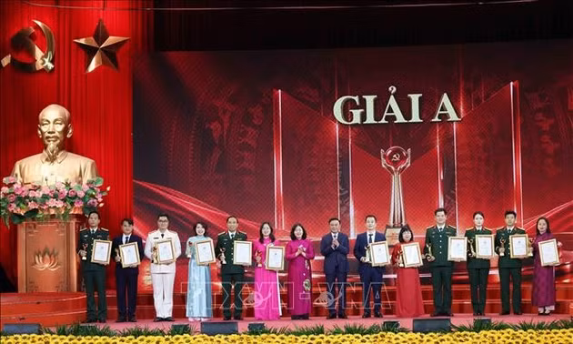 Thường trực Ban Bí thư dự Lễ Trao giải Cuộc thi chính luận về bảo vệ nền tảng tư tưởng của Đảng lần thứ Sáu