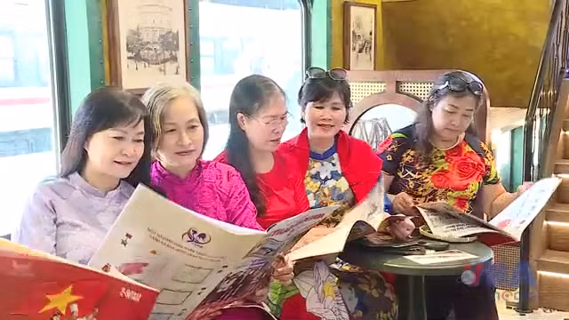 Hàng nghìn tờ báo đặc sắc của TTXVN có mặt chuyến tàu 'Hà Nội 5 cửa ô'