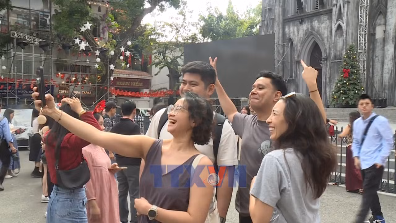 Du khách nước ngoài chào đón lễ Giáng sinh tại Hà Nội