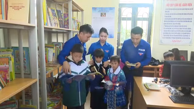 Trao tặng 'Tủ sách Đinh Hữu Dư' tại Thái Nguyên