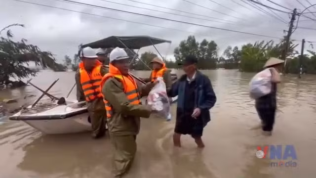 Những túi quà mang hơi ấm đến với người dân vùng lũ