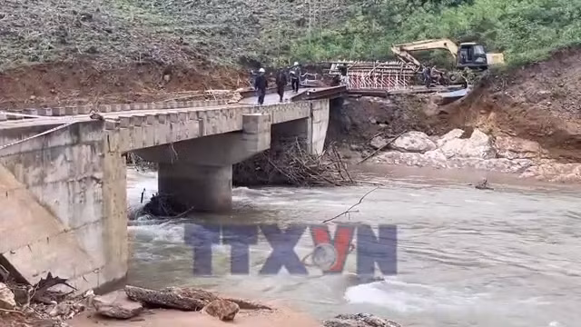 Lắp cầu dầm thép qua cầu Nước Bao bị lũ cuốn trôi